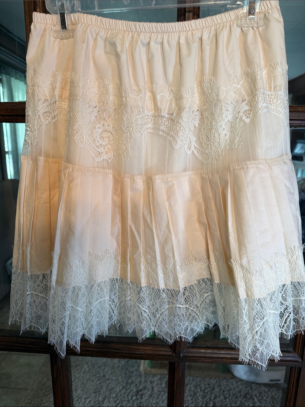 Vlazom Cream Lace Trim Tiered Mini Skirt Elastic Waist Size Medium NEW